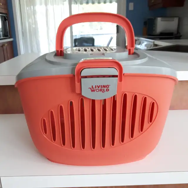 TRANSPORTEUR NEUF POUR CHIEN OU CHAT 12'x16'x10'HAUT: $15.00