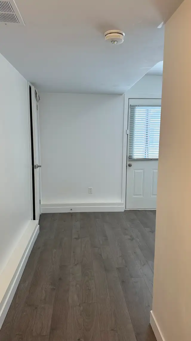 BEAUTIFUL BATCHELOR GROUND FLOOR UNIT WITH WALKOUT YARD- WELLAND - Photo 7