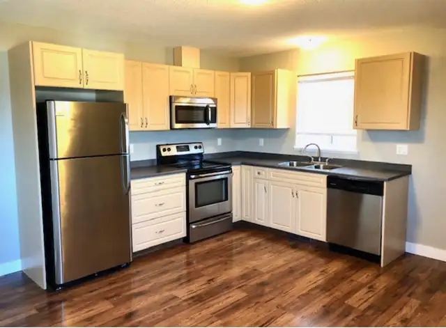 QUALITY, OPEN, 3 BEDROOM, GARAGE & FENCED YARD, FRANK ROSS AREA - Photo 2