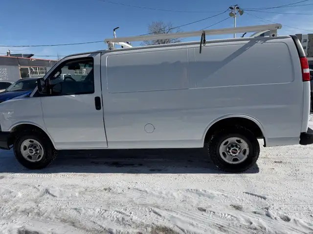 2016 GMC Savana Cargo Van G-2500 / 4.8L / 8 Cyl / Low KM. - Photo 3