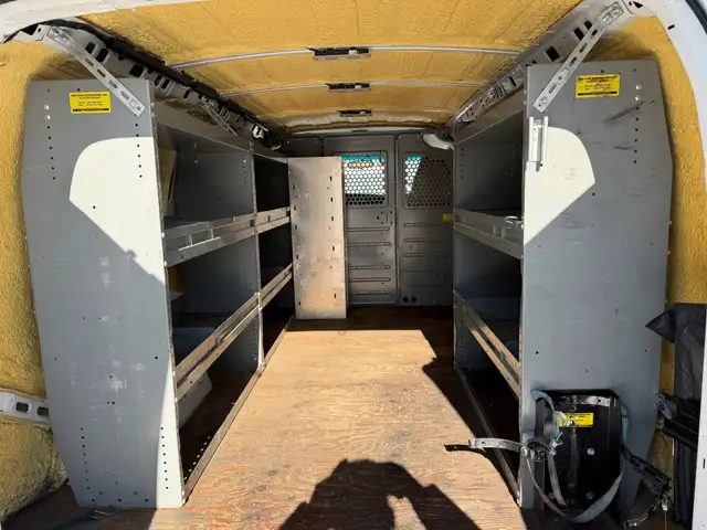 2016 GMC Savana Cargo Van G-2500 / 4.8L / 8 Cyl / Low KM. - Photo 8