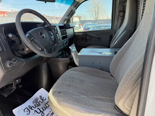 2016 GMC Savana Cargo Van G-2500 / 4.8L / 8 Cyl / Low KM. - Photo 9