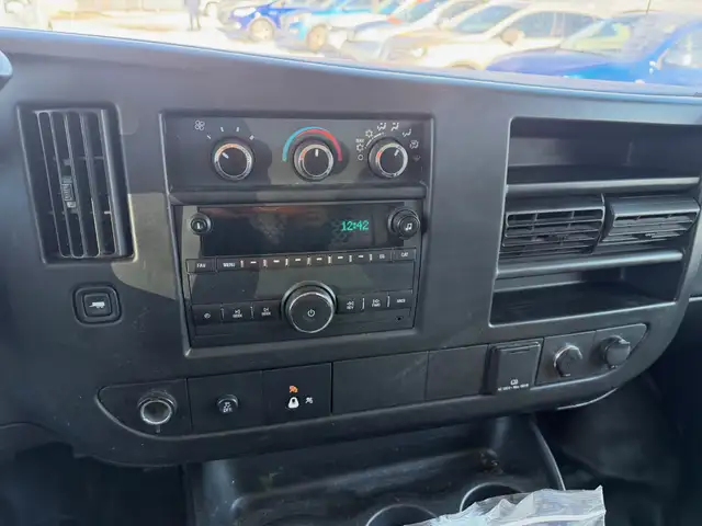 2016 GMC Savana Cargo Van G-2500 / 4.8L / 8 Cyl / Low KM. - Photo 10