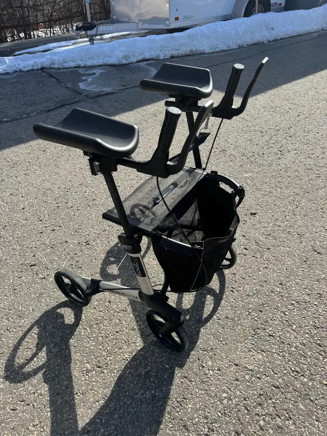 UPRIGHT WALKER ROLLATOR DELIVERY INCLUDED