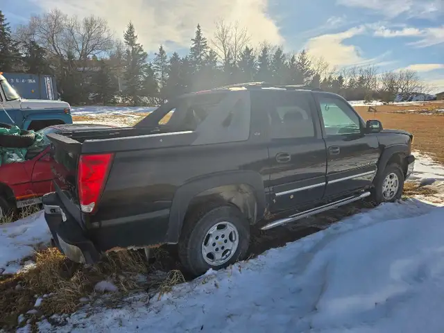 2004 Chevy Avalanche LTZ - Photo 2