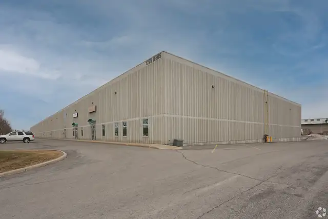 Industrial Warehouse Space for Lease, Ottawa East | 6,440–40,000 - Photo 2
