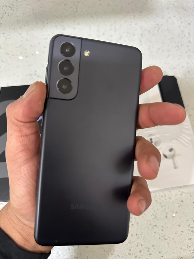 Samsung S21 128GB – Unlocked – Like New w/ AirPods & Charger - Photo 3