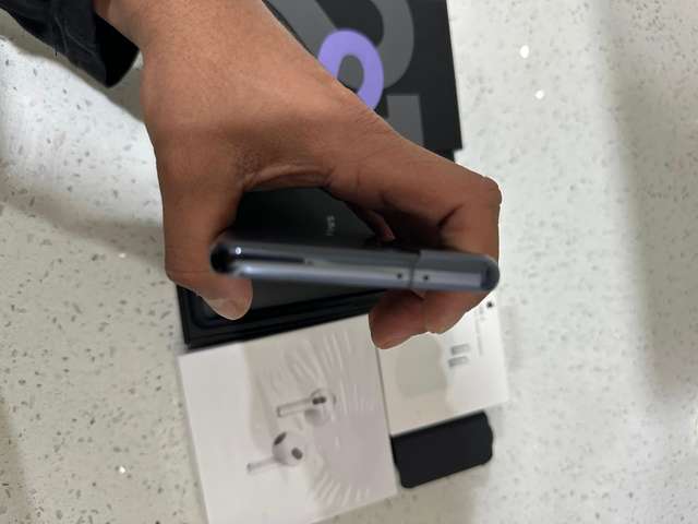 Samsung S21 128GB – Unlocked – Like New w/ AirPods & Charger - Photo 5