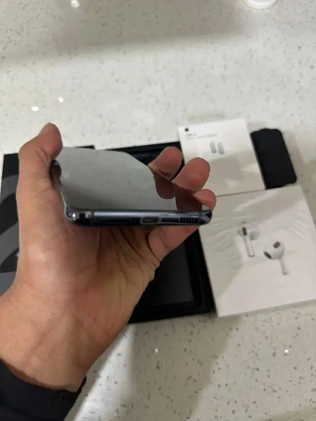 Samsung S21 128GB – Unlocked – Like New w/ AirPods & Charger - Photo 6