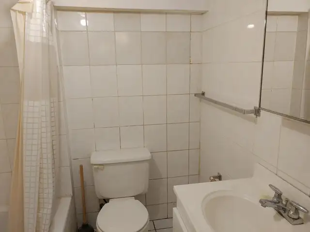 Spotless Basement Apt Separate Entrance Apr 1, Bloor&Dufferin - Photo 4