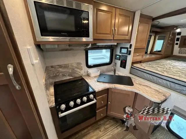 2023 Northwood Arctic Fox Camper 811 Wet Bath - Photo 11
