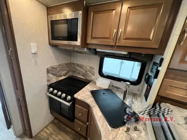 2023 Northwood Arctic Fox Camper 811 Wet Bath - Photo 15