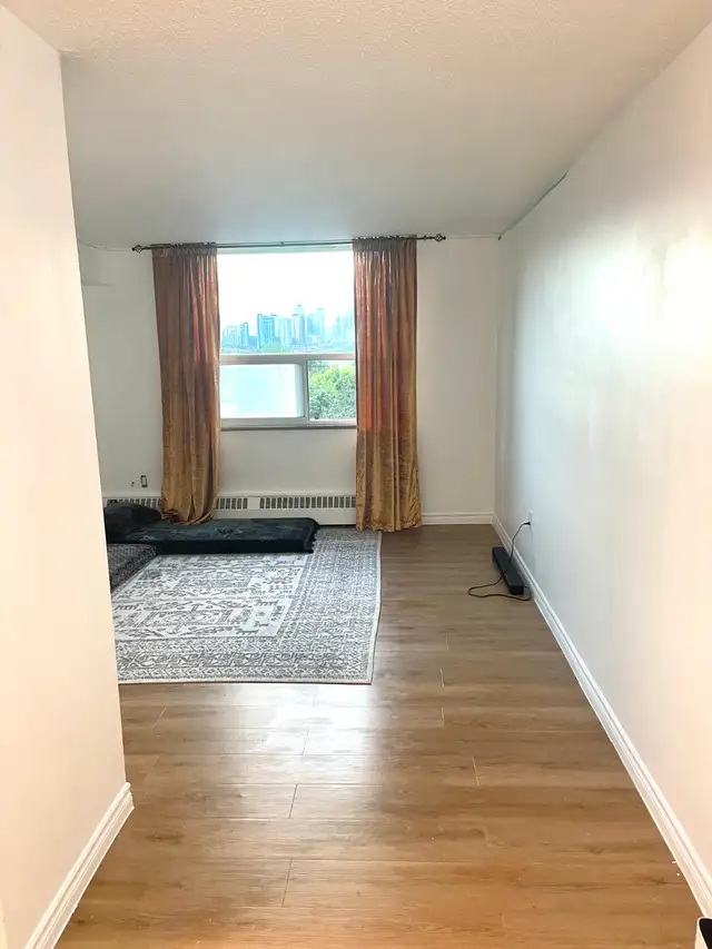 Spacious room for rent near Centennial College Scarborough - Photo 2