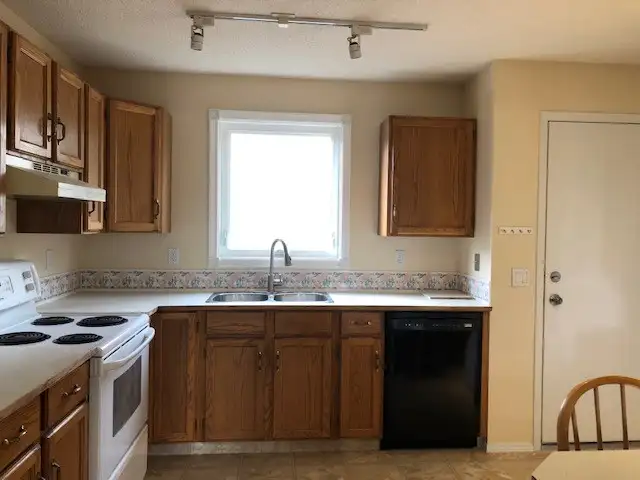 Bright, 3 Bedroom Main Floor Suite for Rent in Millrise SW - Photo 3