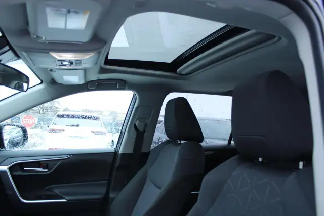 2025 Toyota RAV4 XLE - Photo 6