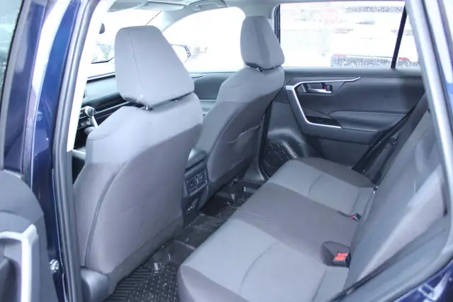 2025 Toyota RAV4 XLE - Photo 8