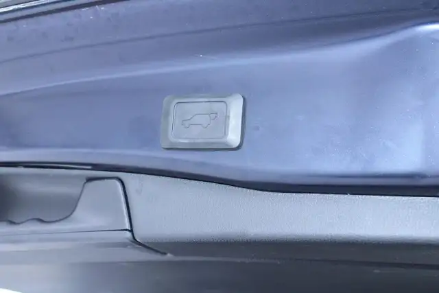 2025 Toyota RAV4 XLE - Photo 10