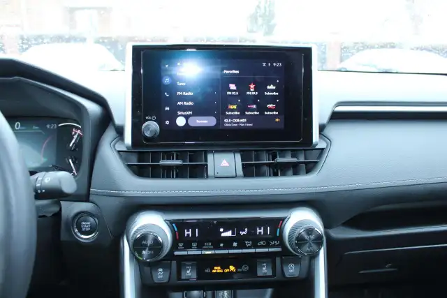 2025 Toyota RAV4 XLE - Photo 11