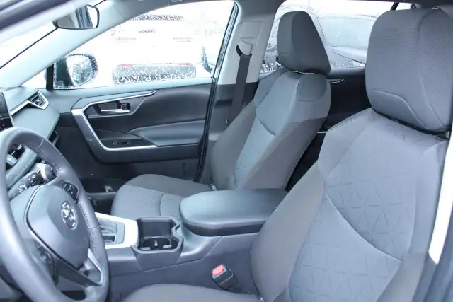 2025 Toyota RAV4 XLE - Photo 12