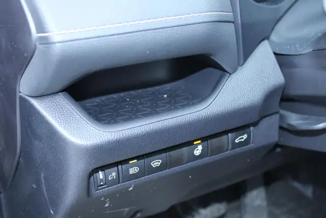 2025 Toyota RAV4 XLE - Photo 13