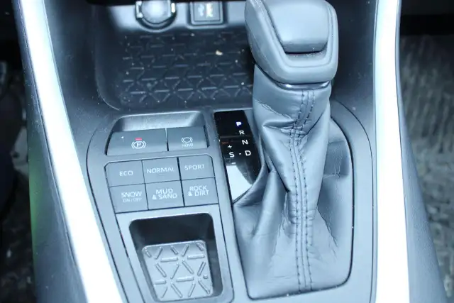 2025 Toyota RAV4 XLE - Photo 14