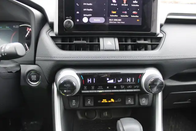 2025 Toyota RAV4 XLE - Photo 15