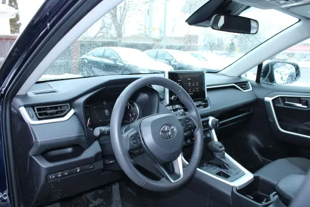2025 Toyota RAV4 XLE - Photo 16