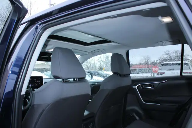 2025 Toyota RAV4 XLE - Photo 17