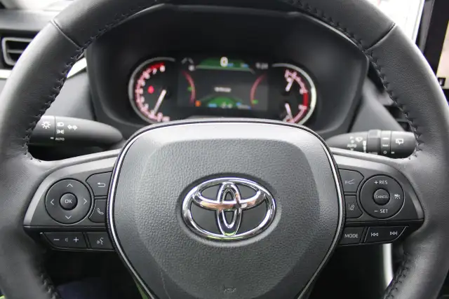 2025 Toyota RAV4 XLE - Photo 18