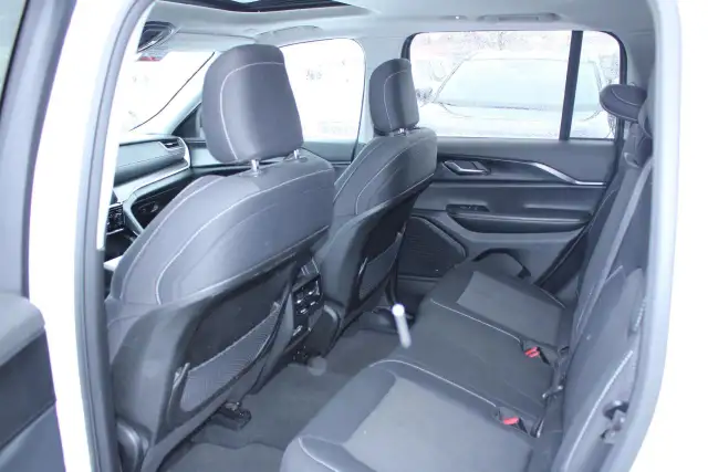 2023 Jeep Grand Cherokee Laredo - Photo 13