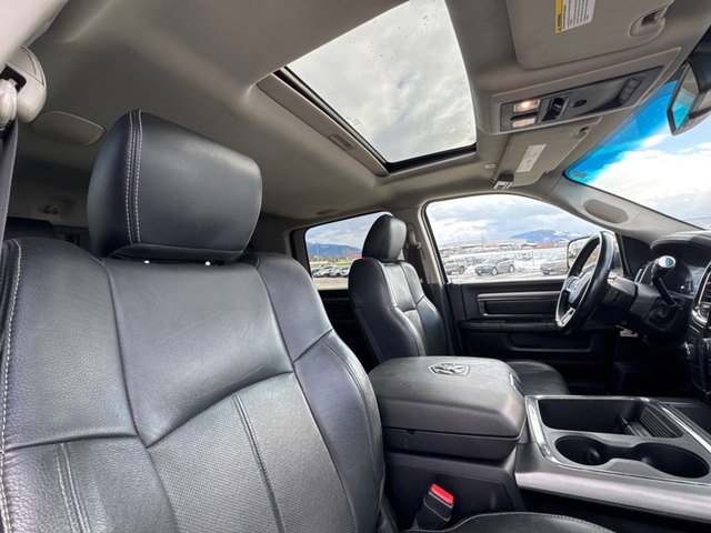 2018 Ram 3500 Laramie DIESEL / CREW CAB / REAR CAMERA / HEATED S - Photo 11