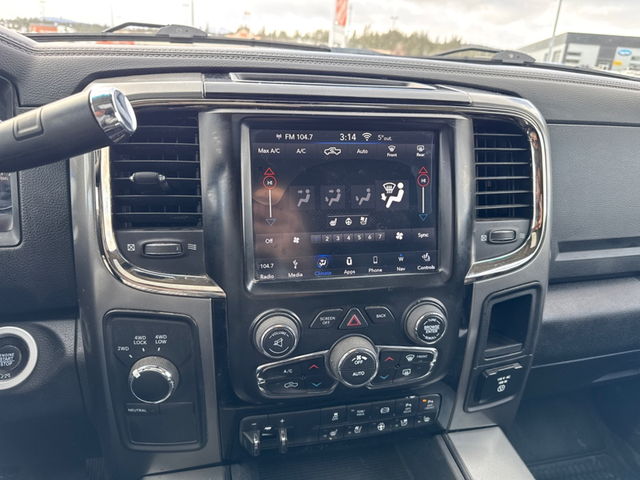 2018 Ram 3500 Laramie DIESEL / CREW CAB / REAR CAMERA / HEATED S - Photo 15