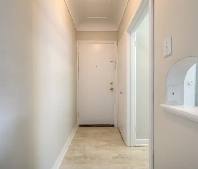 RENOVATED Bright 2bdrm APT- SPACIOUS  =AVAIL March 15= - Photo 2