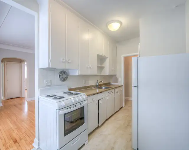 RENOVATED Bright 2bdrm APT- SPACIOUS  =AVAIL March 15= - Photo 3