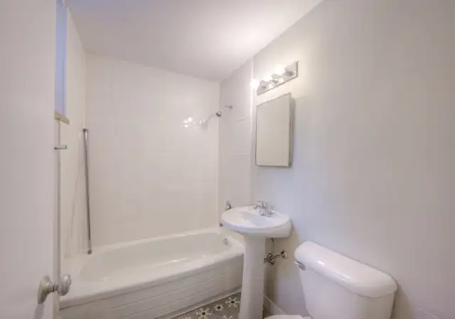 RENOVATED Bright 2bdrm APT- SPACIOUS  =AVAIL March 15= - Photo 6