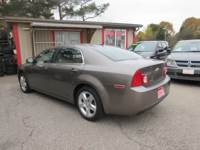 2011 Chevrolet Malibu LS - Photo 9