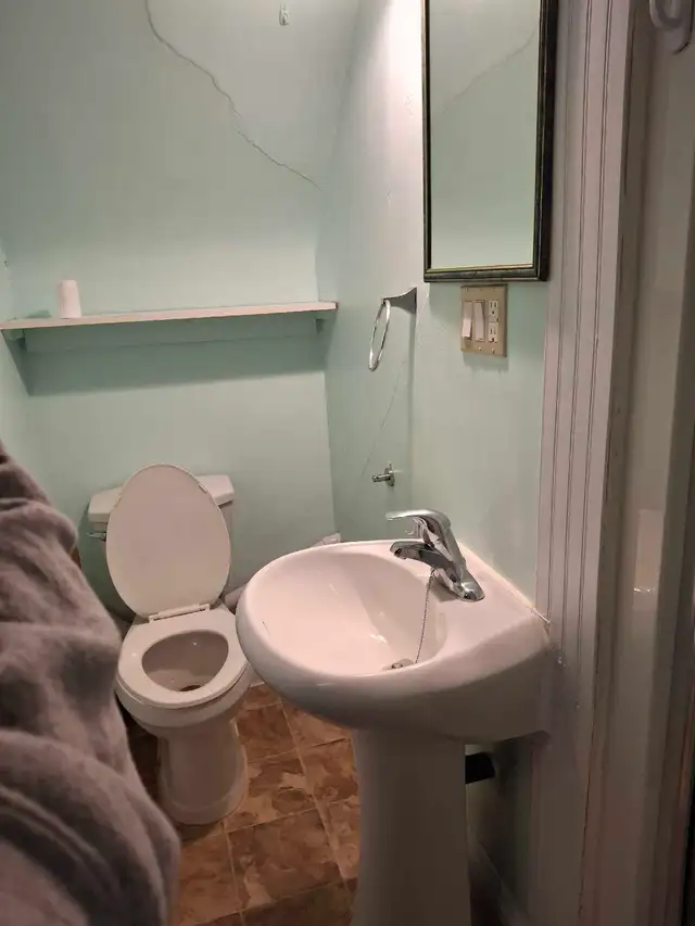 QUIET NON-SMOKING Room with Private Bath - Photo 6