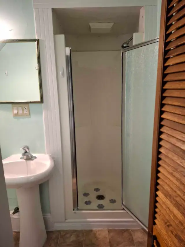 QUIET NON-SMOKING Room with Private Bath - Photo 7