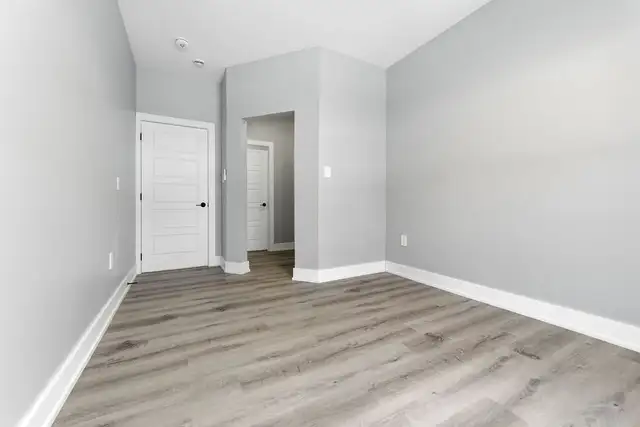 Beautiful Two Bedroom Two Bathroom Apartment - Photo 3