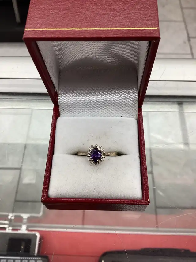 bague en or avec pierre violette
