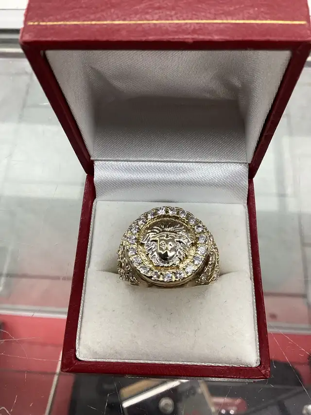 bague en or massive médusa