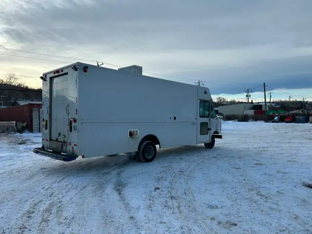2002 Ford Utilimaster E-450 Step Van – 291,812 Kms