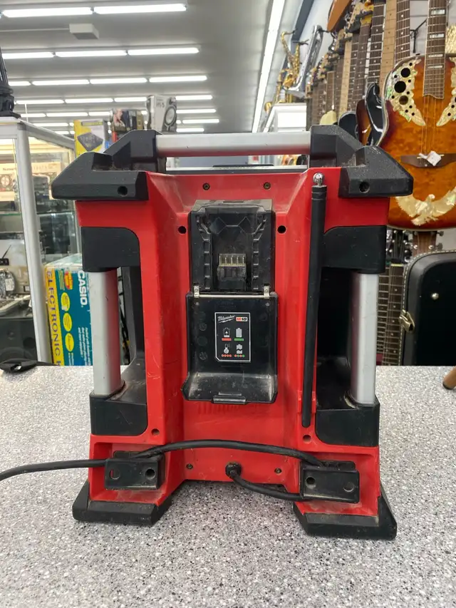 Milwaukee 2792 Jobsite Radio - Photo 3