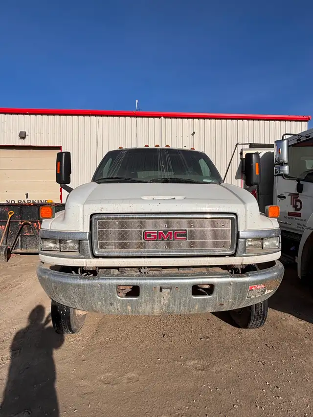 2007 GMC C550 4x4 - Photo 2
