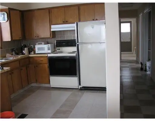 Room for rent in quiet triplex. Close to bus route, plaza