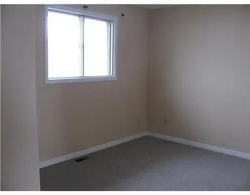 Room for rent in quiet triplex. Close to bus route, plaza - Photo 3