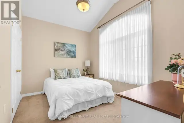 2 Bedrooms For rent In Beautiful Home On Hamilton Mountain - Photo 3