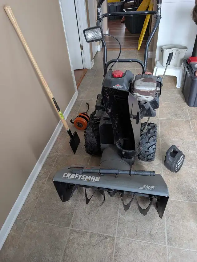 garage sale from snow blower to electronic - Photo 2