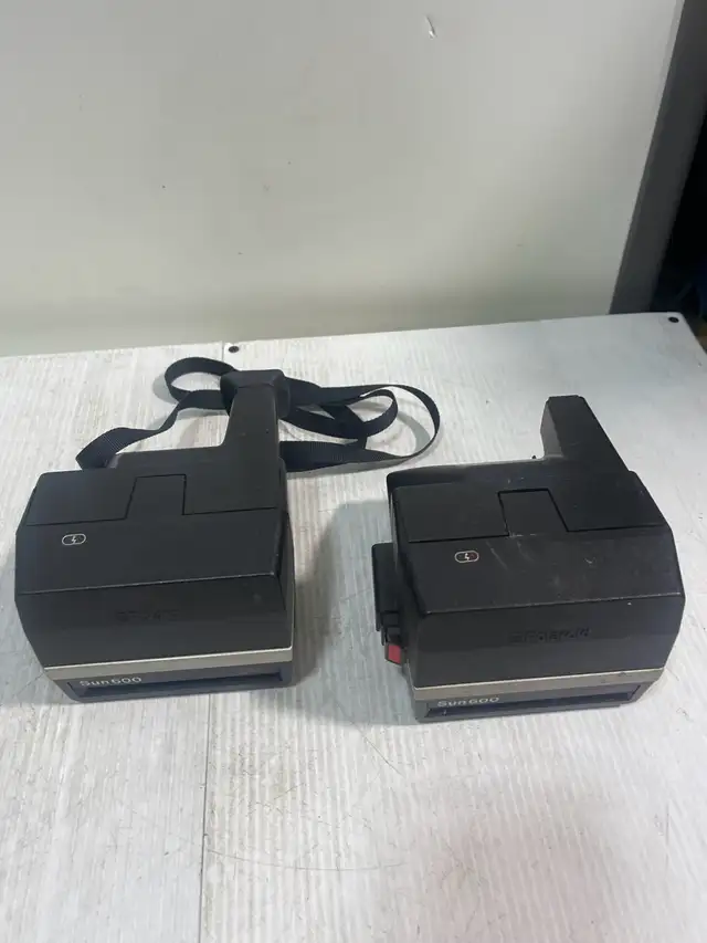 Vintage 2 Polaroid Sun 600