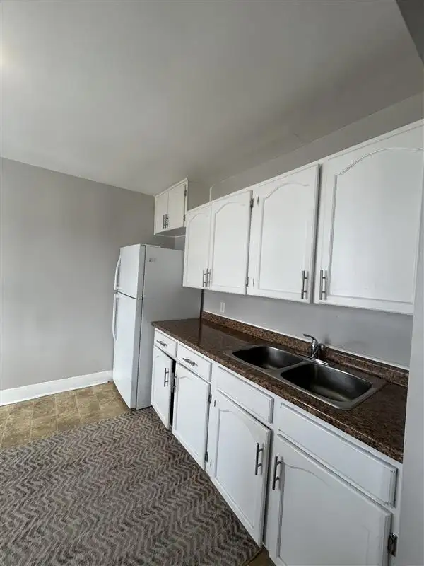 ☀️ Bright & Spacious 2-Bedroom Apartment — $1,600 All-Inclusive - Photo 8